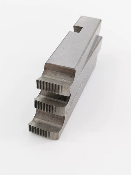 Tiger King Electric Wire Sleeve Machine Plate 치아 드라이 슬리브 오일 프리 유니버스 파이프 나사 파이드 트위스트 와이어 플레이트 치아 절단 블레이드 클로 Tiger King Electric Wire Sleeve Machine Plate 치아 드라이 슬리브 오일 프리 유니버스 파이프 나사 파이드 트위스트 와이어 플레이트 치아 절단 블레이드 클로