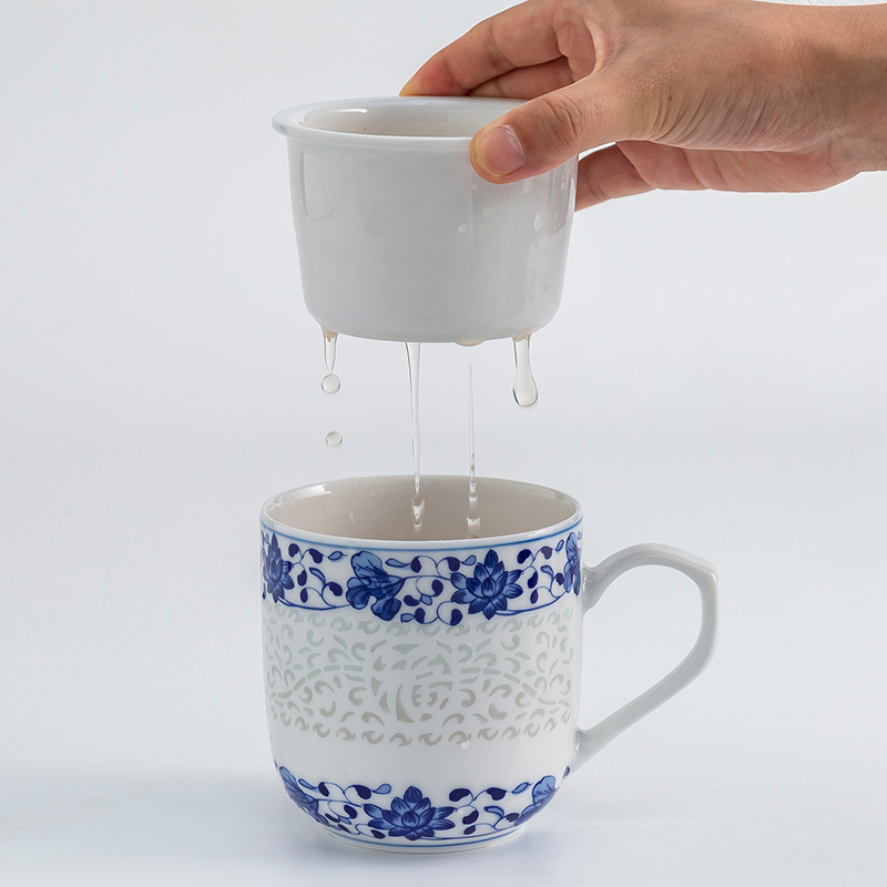 Jingdezhen ceramic tea cups and tea set to restore ancient ways household separation with cover the tea cups office of blue and white porcelain cup