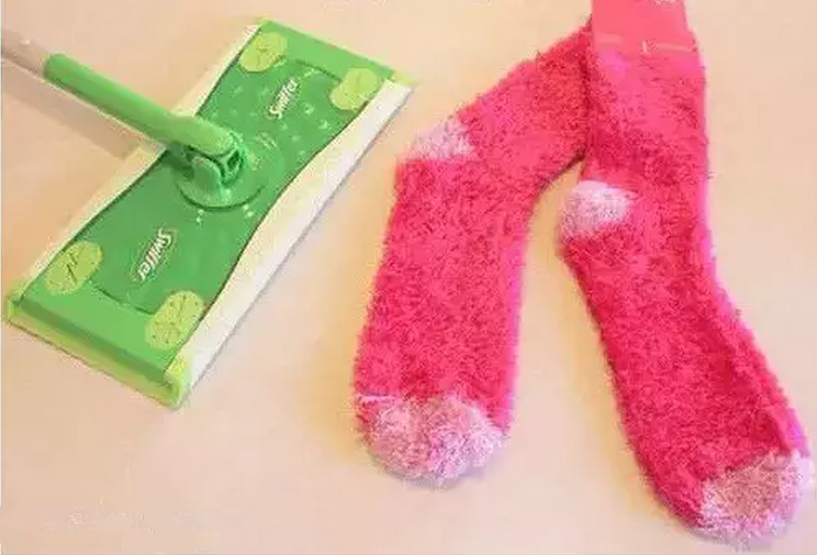 ▼把袜子套上拖把…轻松完成!
