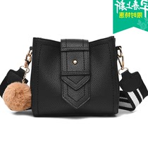 On the new small bag women 2018 New Tide Korean version of simple Joker shoulder shoulder bag fashion broadband bucket bag