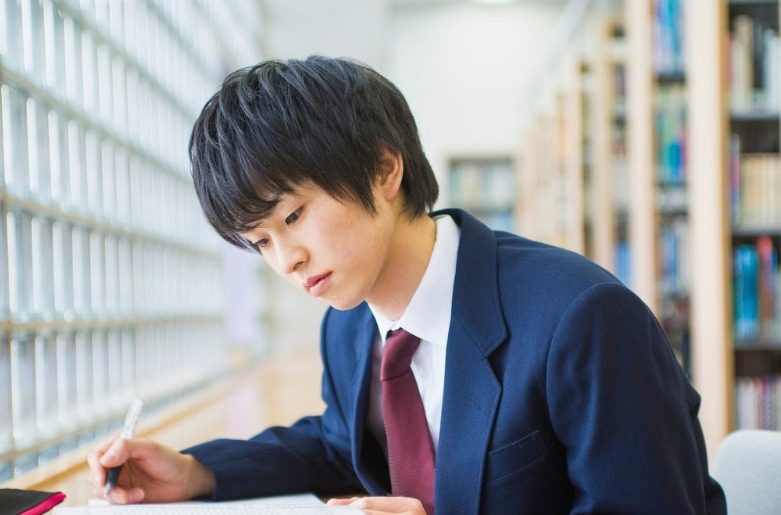 西服:干练牢靠天王gs51026机械表,是一款通体黑灰色