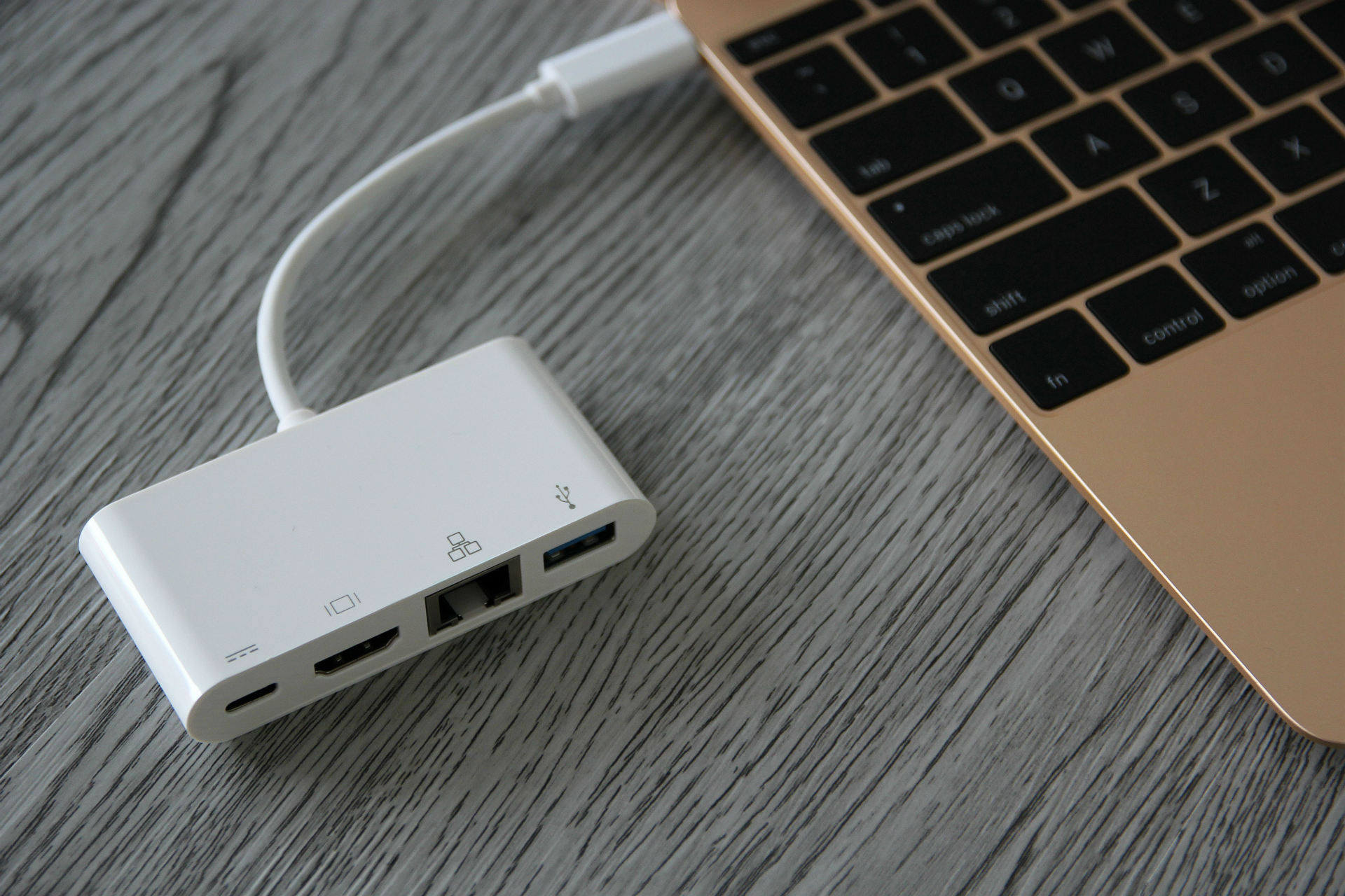 而type-c 接口目前被越来越多的厂商青睐并广泛投入使用,就是因为它