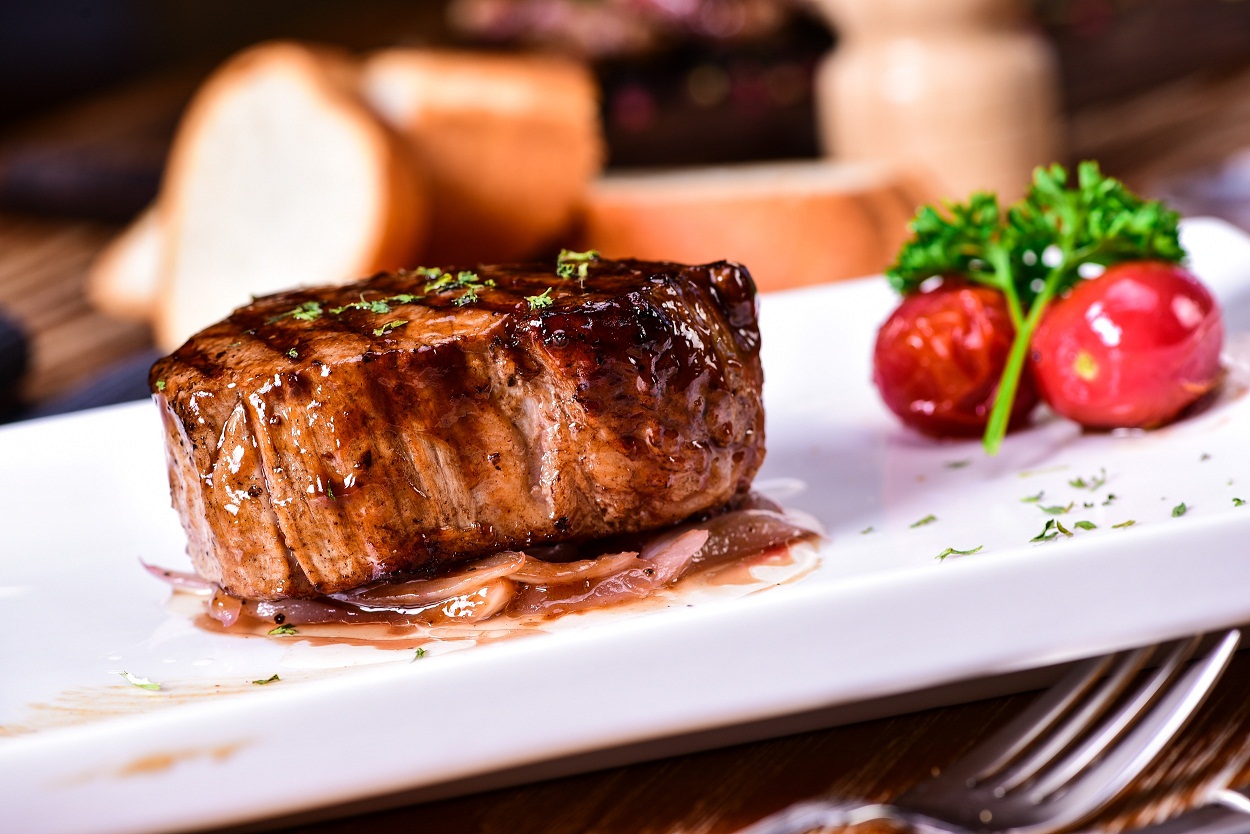 有情调的烛光晚餐,还是要吃牛排