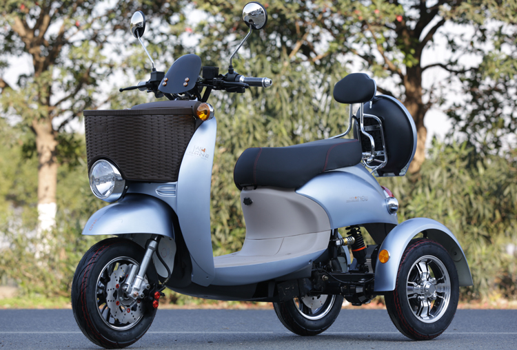 新款电动三轮车接送孩子女性家用车电瓶车小型踏板摩托车