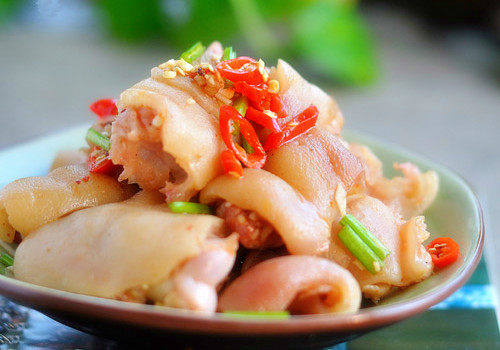 凉拌猪蹄:作为美容圣品,猪蹄含有丰富的胶原蛋白质,但是脂肪含量却比