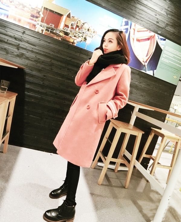 粉色大衣配米白色围巾 粉色大衣配米白色围巾是最经典的搭配,整体