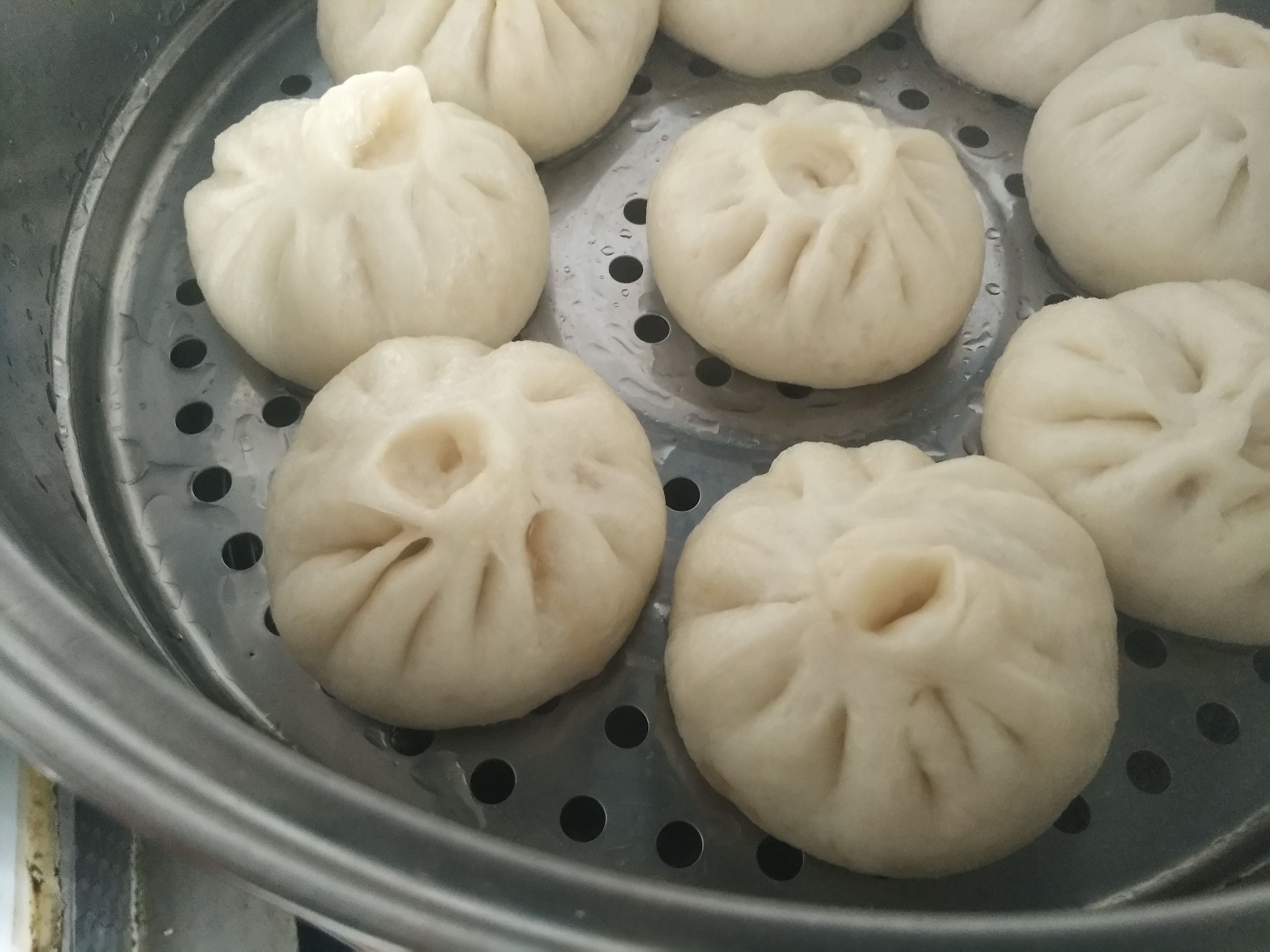 15 开大火烧开,上汽后蒸18分钟即可关火,3分钟后翻开盖子,能够有用