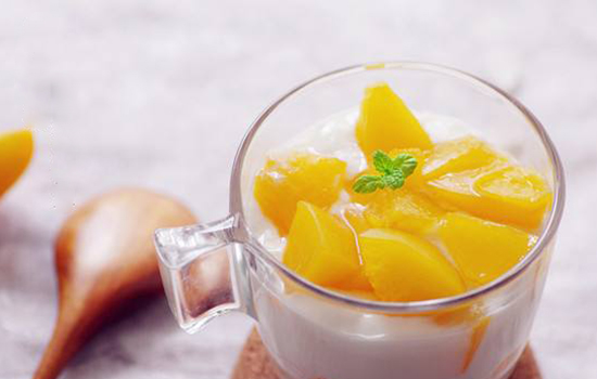 草莓黄桃奶昔 原料:草莓6颗,黄桃罐头50克,牛奶250克,蜂蜜