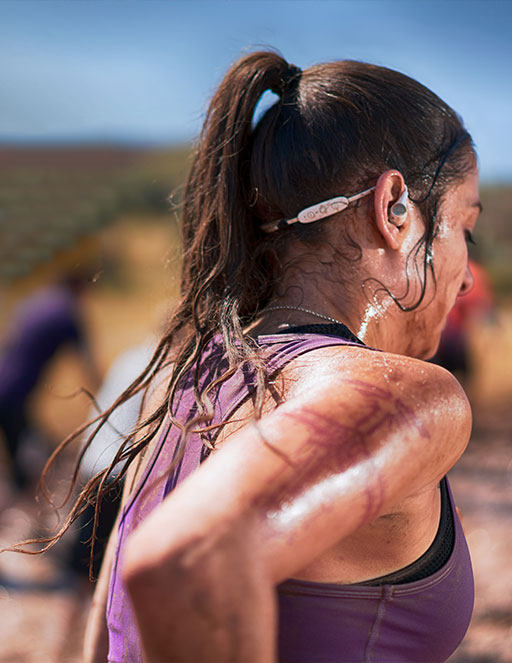 当然不可以,由于运动时会呈现汗流浃背的状况,此刻,耳机的必要的坊い