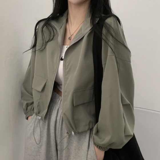 봄과 여름 얇은 태양 보호 및 바람 방전 패션 레트로 다목적 작업복 드로우 스트링 짧은 야구 유니폼 재킷 최고의 트렌디 봄과 여름 얇은 태양 보호 및 바람 방전 패션 레트로 다목적 작업복 드로우 스트링 짧은 야구 유니폼 재킷 최고의 트렌디