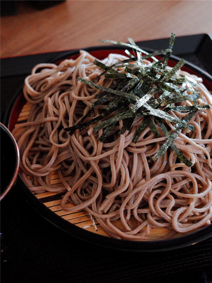 80%黑麦 20%荞麦联合打造,这款面条中不含一丝一毫白面粉,真正低升糖