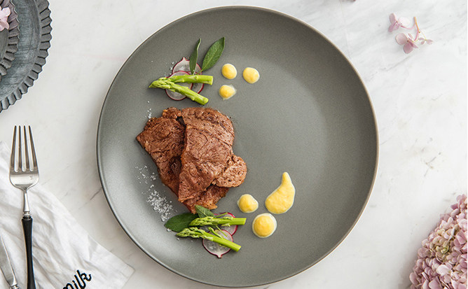 设计风格简约瓷盘,摆放牛排 上配菜的稍微装饰,颜值蹭蹭蹭的往上飙升