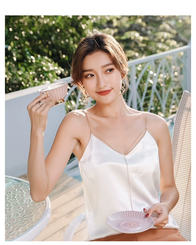 Cổ chữ V đáy áo vest nhỏ của phụ nữ mùa hè dây lụa và sa tanh mặc ướt xương đòn gợi cảm vẻ đẹp trở lại và ngực tính khí trên cùng - Áo ba lỗ