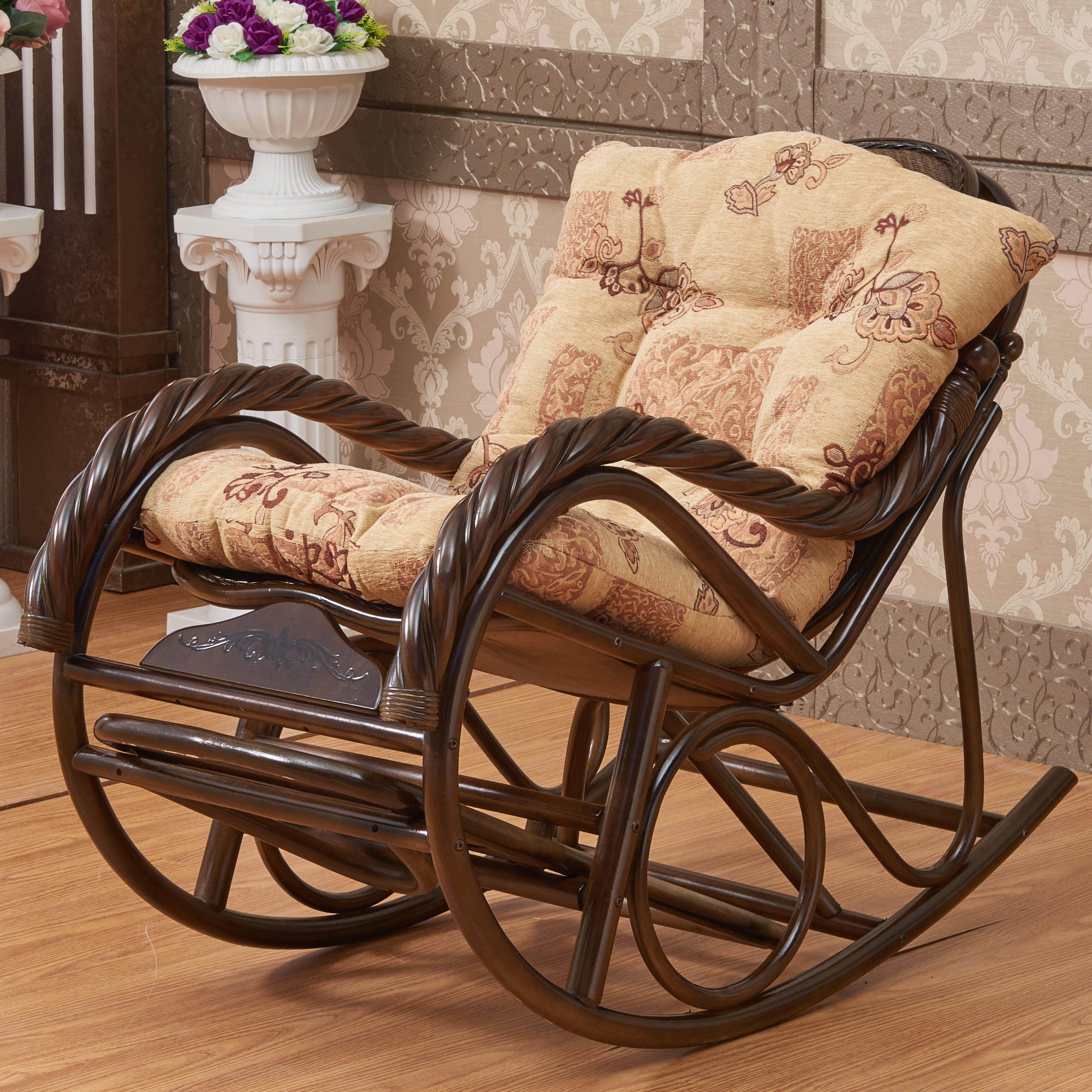 在家也能享受到藤椅舒适和午后的阳光