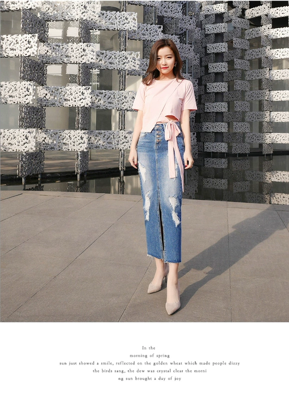 Mùa hè 2021 váy denim mới của phụ nữ váy cạp cao mỏng màu sáng lỗ xẻ ngực phong cách cổ điển giữa chiều dài - Váy