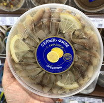 Russian supermarkets purchase fresh herring slices lemon fishy canned herring oily herring meat 180g