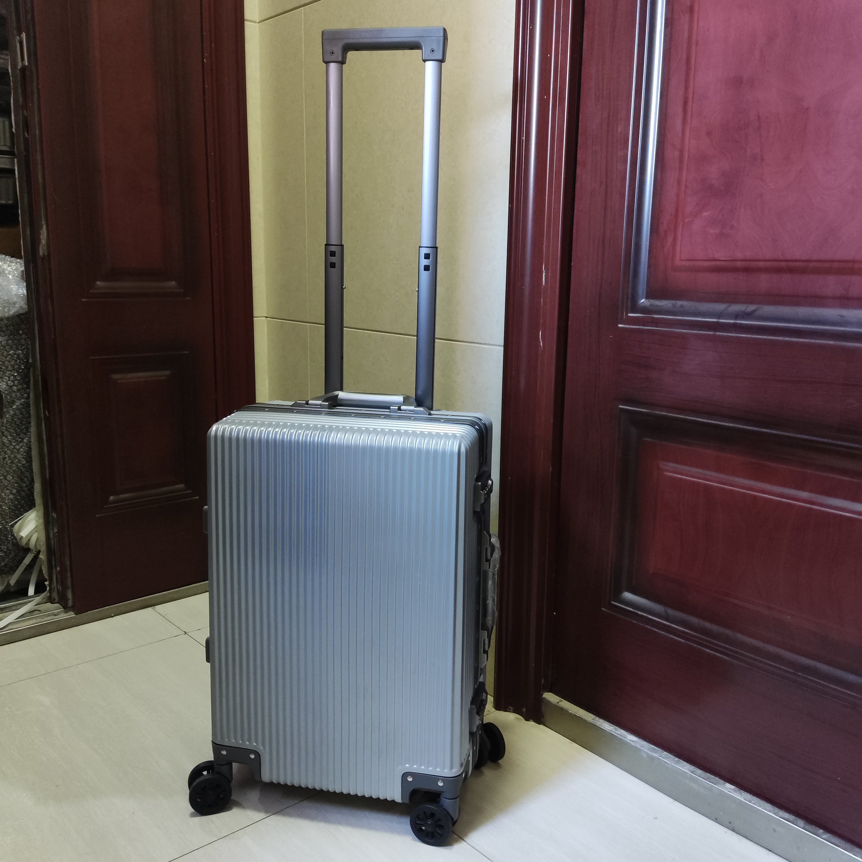 外贸旅行箱铝镁合金框行李箱24寸拉杆箱男女商务旅行箱pc登机箱