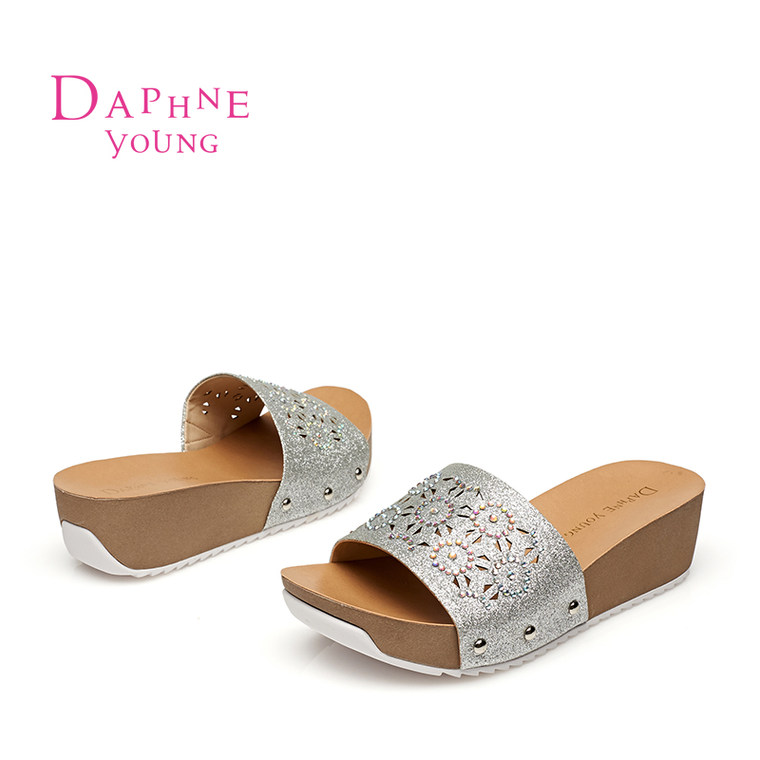 Daphne/达芙妮2015夏新款女鞋 镂空一字型水钻亮面厚底坡跟凉拖鞋
