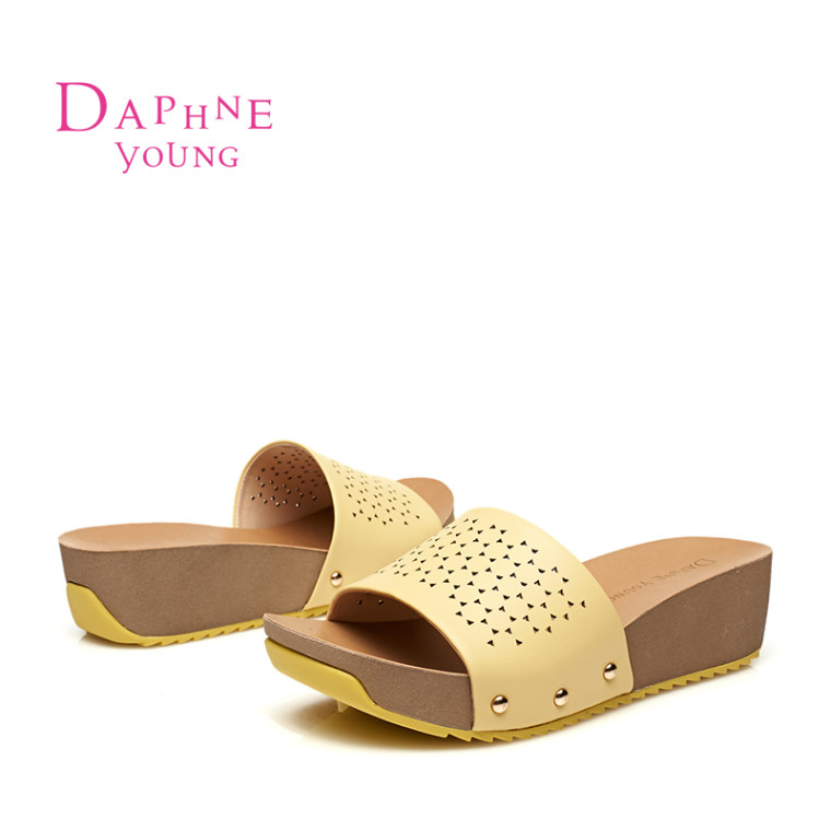 Daphne/达芙妮2015夏季时尚女鞋 镂空坡跟一字型松糕漆皮中跟拖鞋