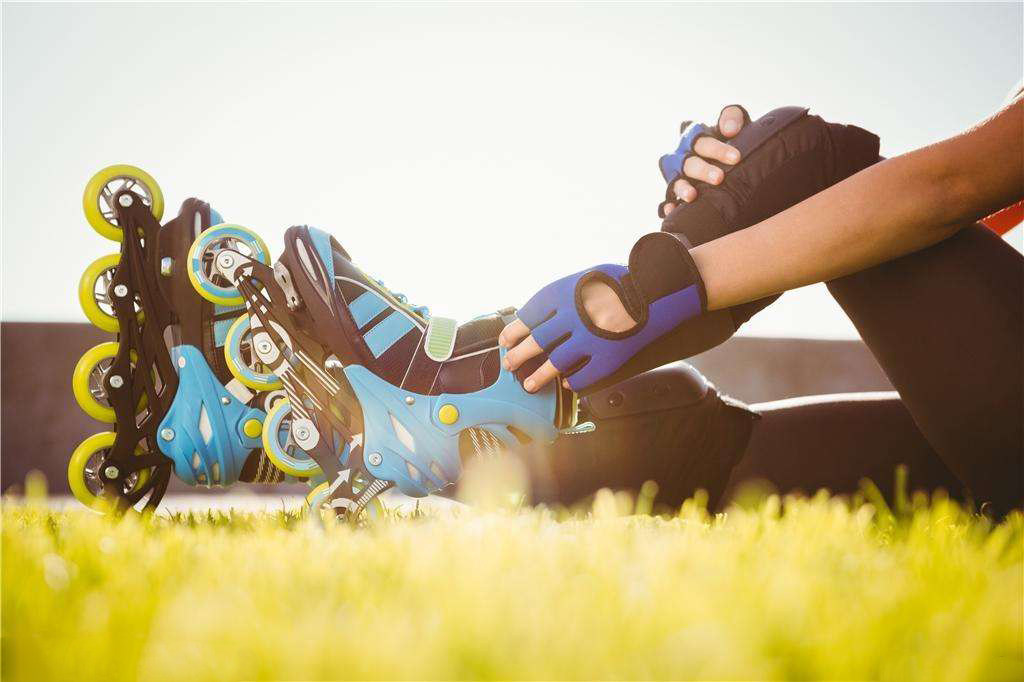 想炫酷玩轮滑,不带好护具怎么行?