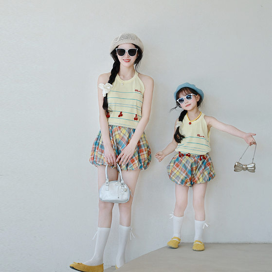 Summer parent-child suit 2025 summer mother-daughter suit embroidery knitted vest + flower bud shorts plaid sweet and cool style
Summer parent-child suit 2025 summer mother-daughter suit embroidery knitted vest + flower bud shorts plaid sweet and cool style