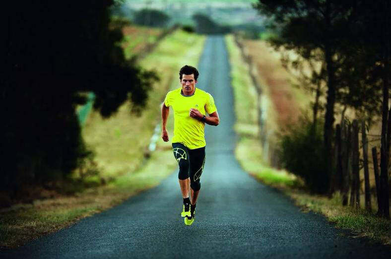 去购买  在习惯平底跑步后,我们可以尝试负重跑,这是一种提高跑步表现