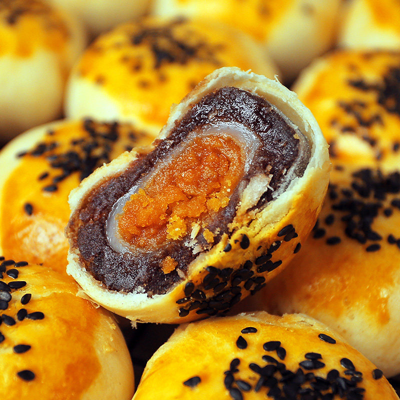 蛋黄酥饼海鸭咸蛋小吃雪媚娘糕点心零食夹心面包早餐甜品礼盒装