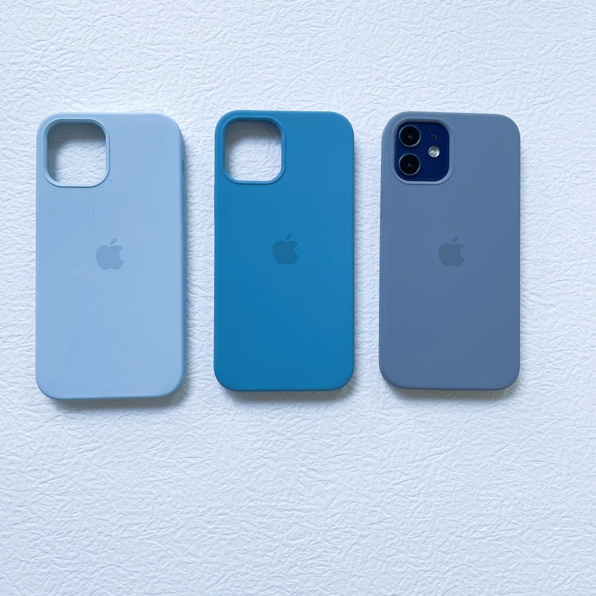 Capa de silicone lisa em tons de azul, com textura fosca e toque macio, com cobertura total para iPhone 12 e 13