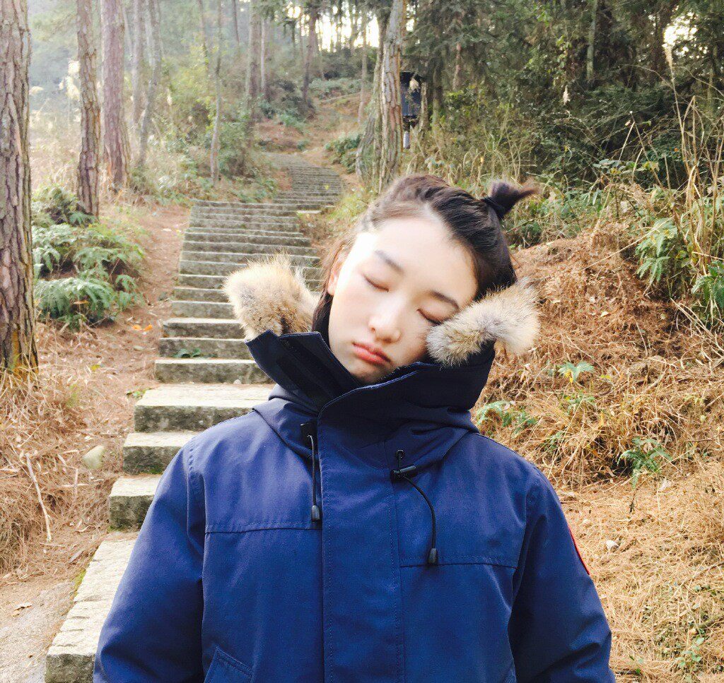 关晓彤晒出自己的超大外套,笑称有了它就不用被妈妈逼着穿秋裤了.