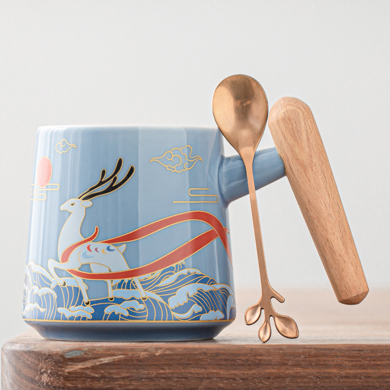 By Chinese wind ceramic creative couples the office in tidal gift giving water cup with a spoon of water keller