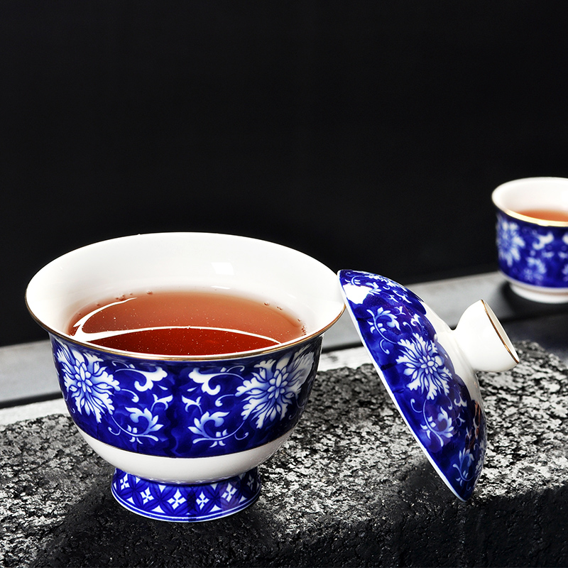 A complete set of blue and white tea set suits for large kung fu tea set of blue and white porcelain ceramic tureen household gift of tea cups