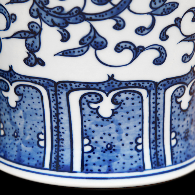 To the blue - and - white porcelain industry Wan Shouteng hand - made of vases