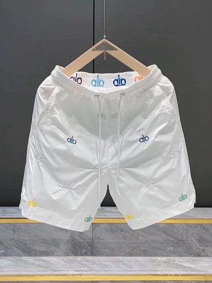 European casual shorts men's summer new trendy brand straight pants light luxury temperament five-point pants embroidered beach pants men
European casual shorts men's summer new trendy brand straight pants light luxury temperament five-point pants embroidered beach pants men