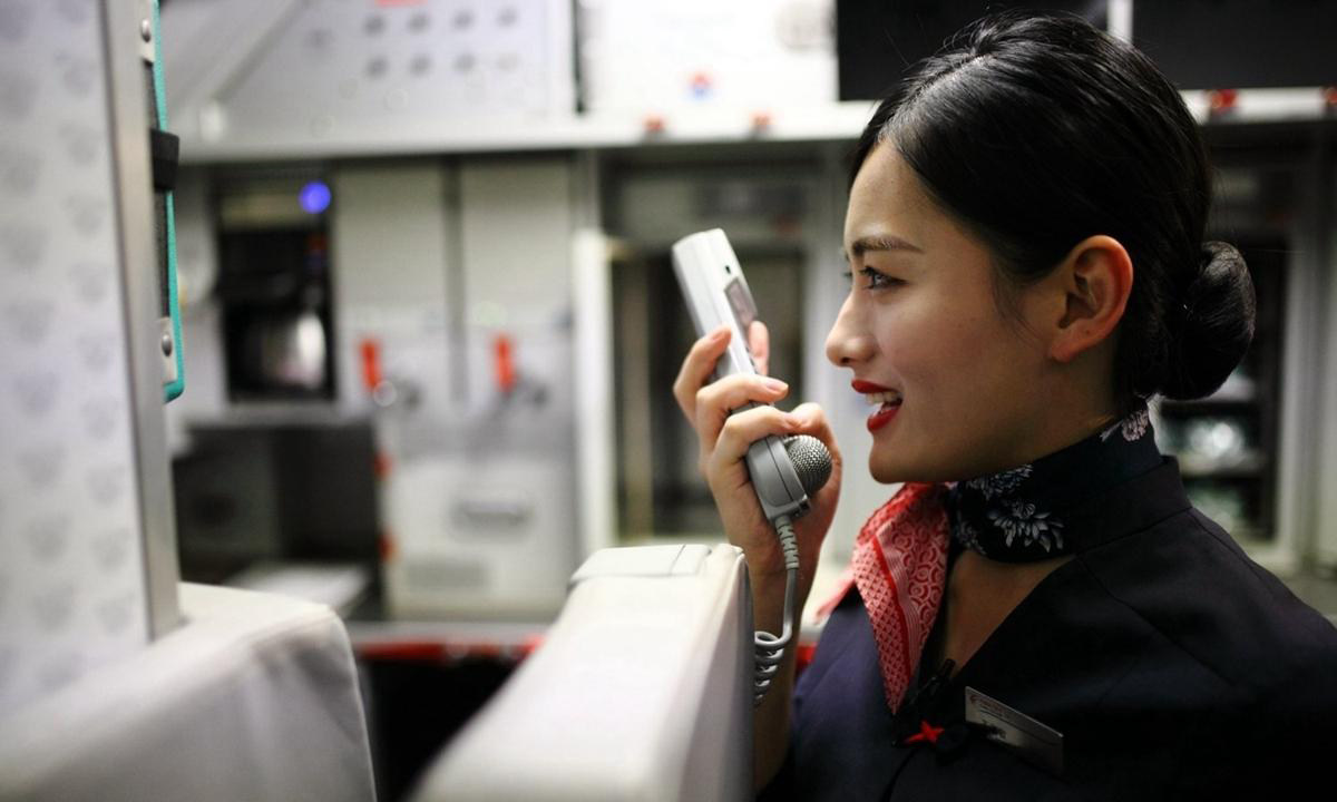 空姐为何脖子总系着丝巾?大部分人不知道