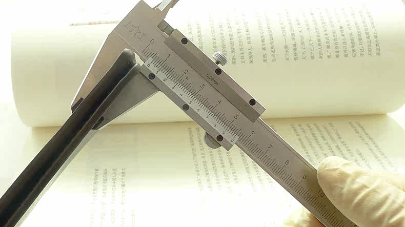 侧面看:让数字说话,薄,空包实测6毫米,放口袋外面不容易看出来,放包里