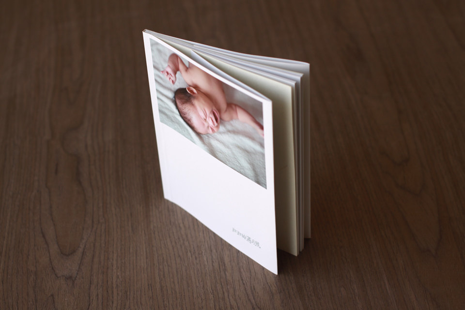 勒口是指软皮胶装书封面封底折进去一部份页面,无须设计,默认空白.