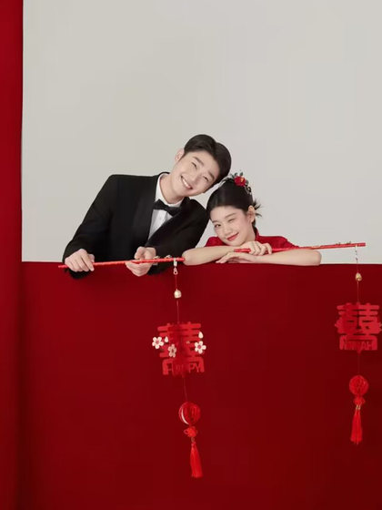 새로운 중국 스타일 Cheongsam 사진 핸드 헬드 장난스러운 웨딩 스타일 신부를 잡고 사진 소품을 잡고 핸드 헬드 펠트 레드 기쁨 새로운 중국 스타일 Cheongsam 사진 핸드 헬드 장난스러운 웨딩 스타일 신부를 잡고 사진 소품을 잡고 핸드 헬드 펠트 레드 기쁨