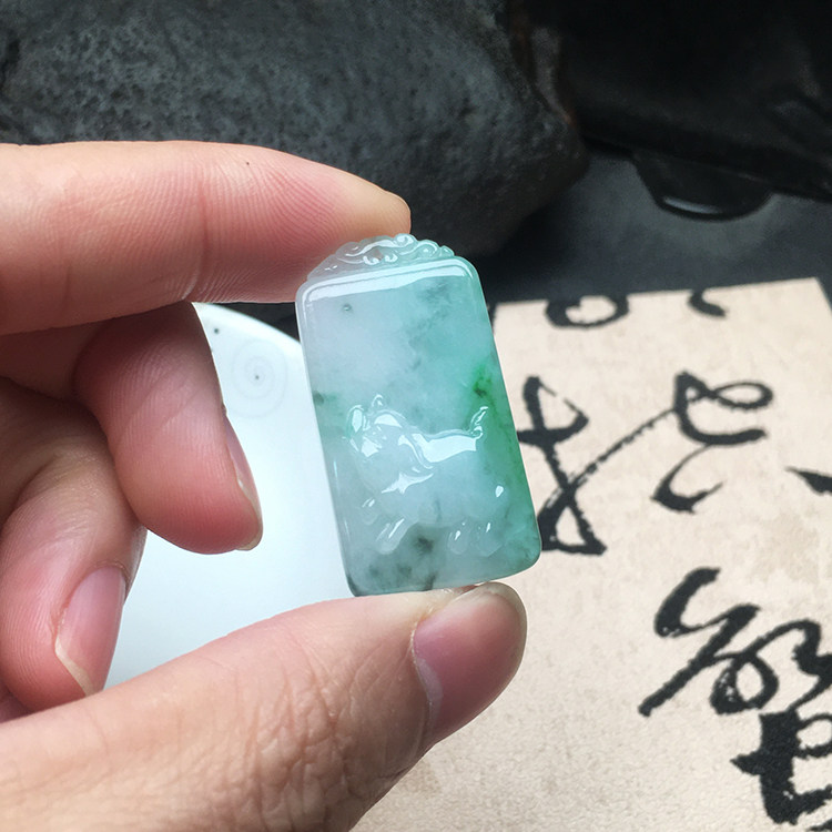 冰糯种飘阳绿翡翠猪生肖玉牌缅甸保真老坑天然玉石猪挂坠送证包邮
