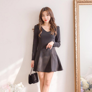 Photo protection spot 2020 autumn new chic sexy V-neck small black skirt with bottom small dress dress dress