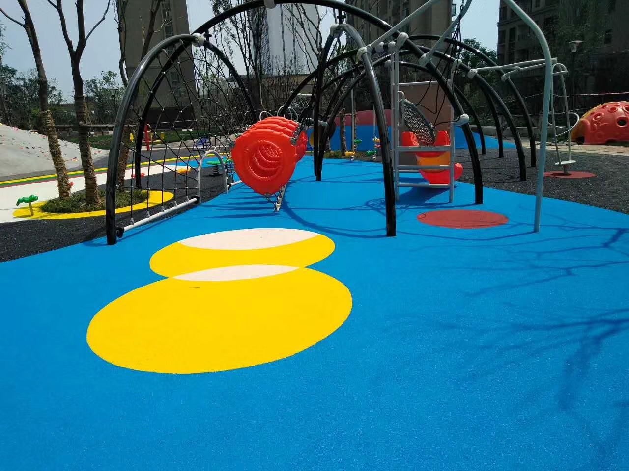 幼儿园地面塑胶地面篮球场户外塑胶地板橡胶地垫户外地面塑胶跑道