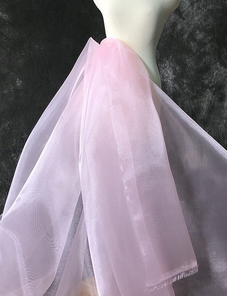 飘逸感透明适合做婚纱头纱发饰装饰等手感光滑垂感一般 偏硬挺亮光纱