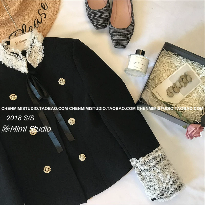 Chen Mimi mùa thu và mùa đông quần áo mới của phụ nữ Pháp phong cách Hepburn màu đen và trắng tương phản ren khâu cổ áo đứng lên áo khoác dài tay ngắn - Áo khoác ngắn