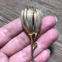 Vintage late 60s tr ifari crown flower brooch