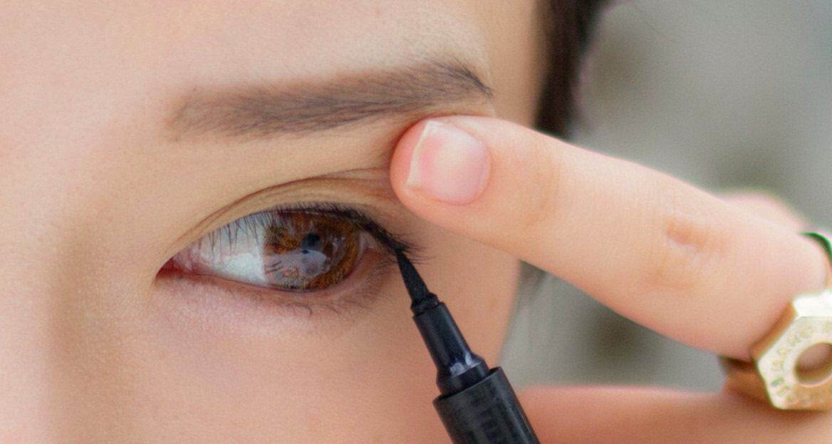 的笔质不易为肌肤上色,所以聪明的化妆师会先让笔头软化再为眼部上妆