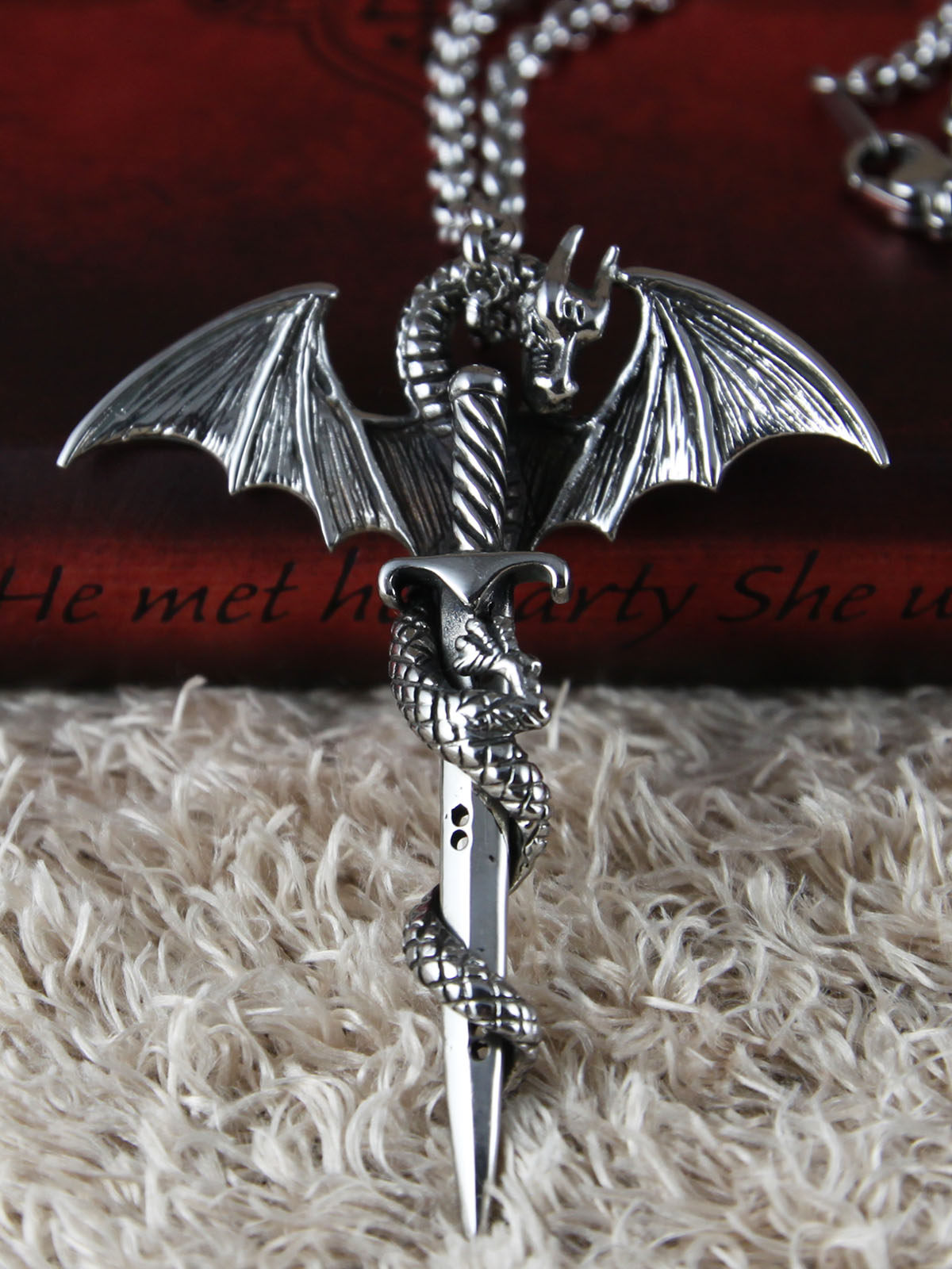 飞龙与剑,复古潮流吊坠,可搭配不同长度的链子,毛衣链锁骨链百搭,男女