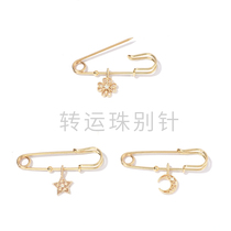 Summer anti-light small pin fixed clothes cute Japanese decorative brooch high-grade simple Clover corsage
