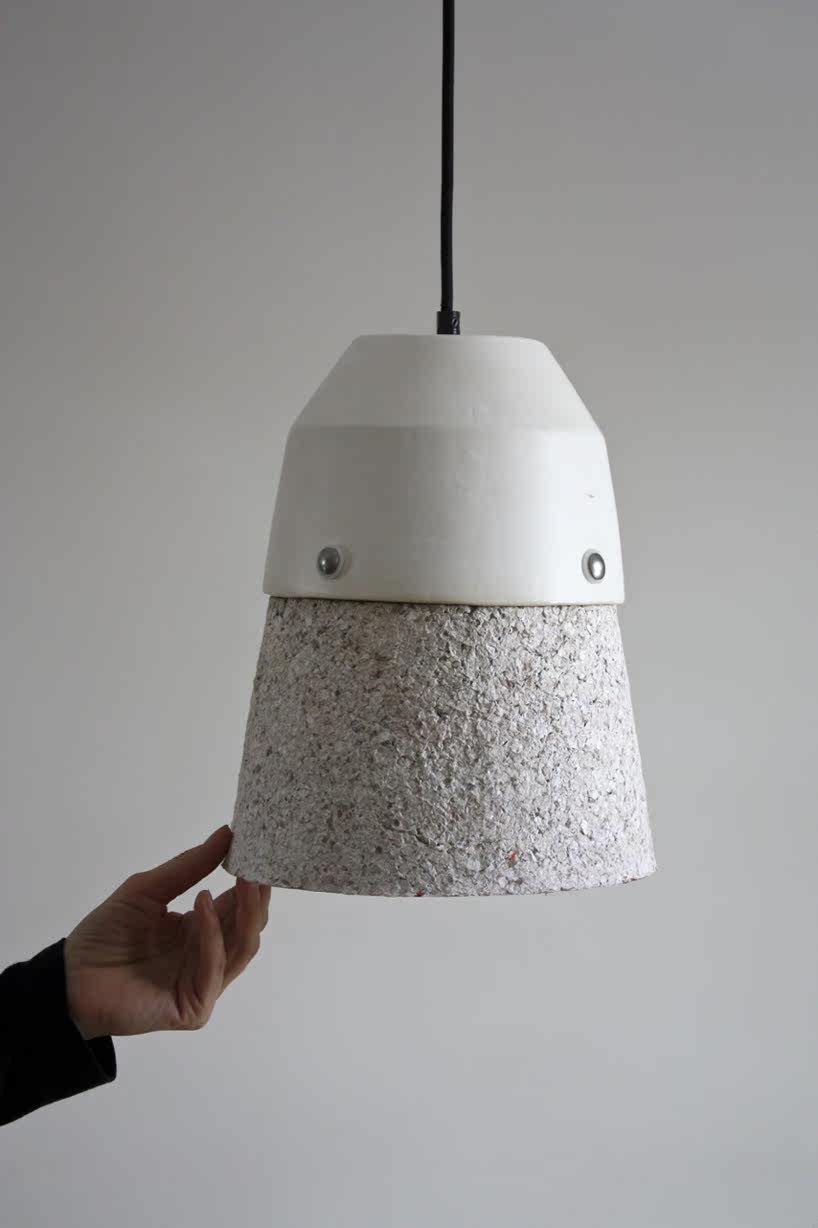 灯饰是由涂釉陶瓷顶与再生纸灯罩两部分制作而成的