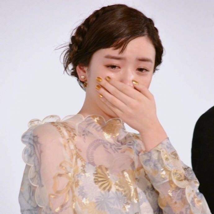 的永野芽郁,因收到她主演的影片《昼行闪耀的流星》作者的来信而落泪