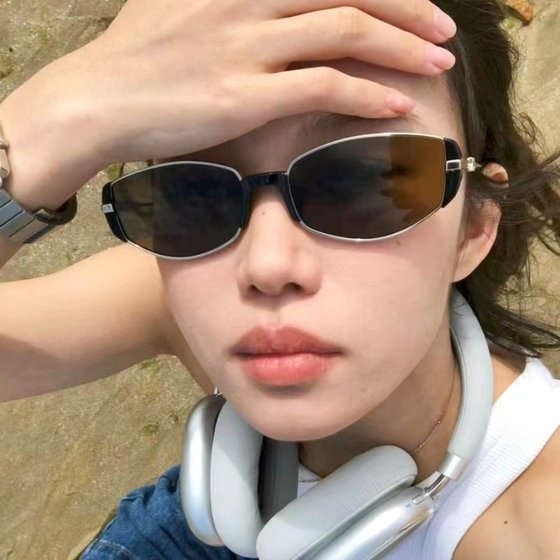 Modern retro high-end brown narrow frame street shot sunglasses small brown glasses hot girl style new UV sunglasses
Modern retro high-end brown narrow frame street shot sunglasses small brown glasses hot girl style new UV sunglasses