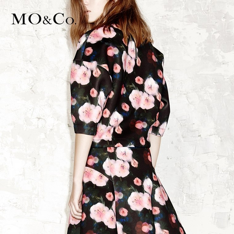 MO&Co.T恤中袖花卉印花圆领收窄袖口休闲蛋糕布裙MA153TST06 moco